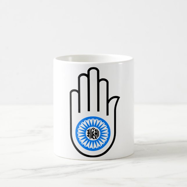 Mug Main et roue Ahimsa de lecture de symbole de (Centre)