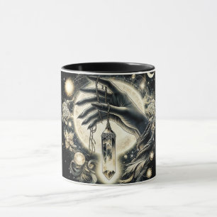 Mug Main tenant un cristal sous le clair de lune