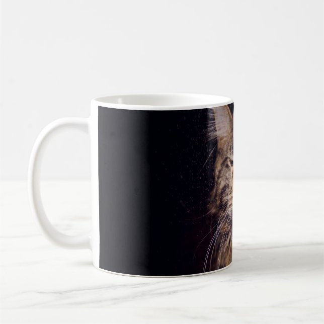 Mug maine coon sur un arrière - plan noir (Gauche)