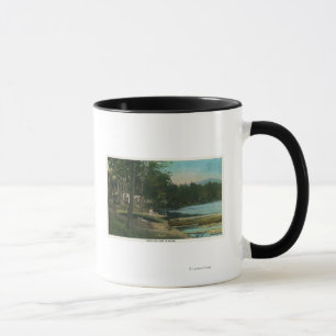 Mug MaineView d'une femme sur un canoë par le rivage