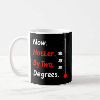 Mug Maintenant Hotter Par Deux Diplômes De Diplôme Son