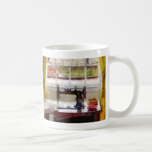 Mug Maison De Ferme Avec Machine À Coudre