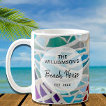 Mug Maison de plage personnalisée<br><div class="desc">Cette tasse de maison de plage est décorée avec un design unique en mosaïque de coque. Facile à personnaliser avec votre nom de famille et votre date. Fait un cadeau parfait pour réchauffer la maison. Utilisez l'option Personnaliser supplémentaire pour modifier la taille, le style ou la couleur du texte si...</div>