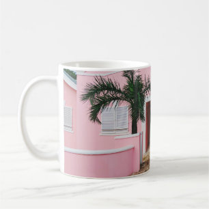 MUG MAISON EN BÉTON ROSE ET BLANC PRÈS DES ARBRES VERT