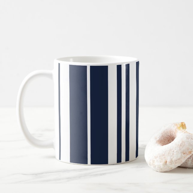 Mug Maisons de plage à rayures blanches et bleues mari (Avec donut)
