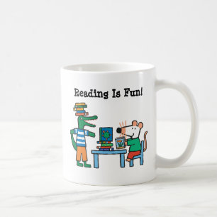 Mug Maisy et les amis apprécient la bibliothèque