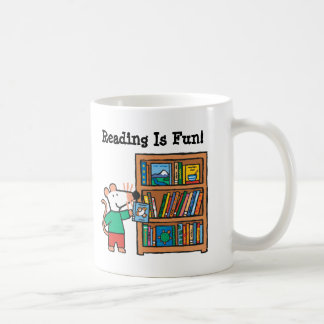 Mug Maisy et une étagère des livres