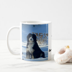 Mug Majestic Bernedoodle chien sur la colline enneigée