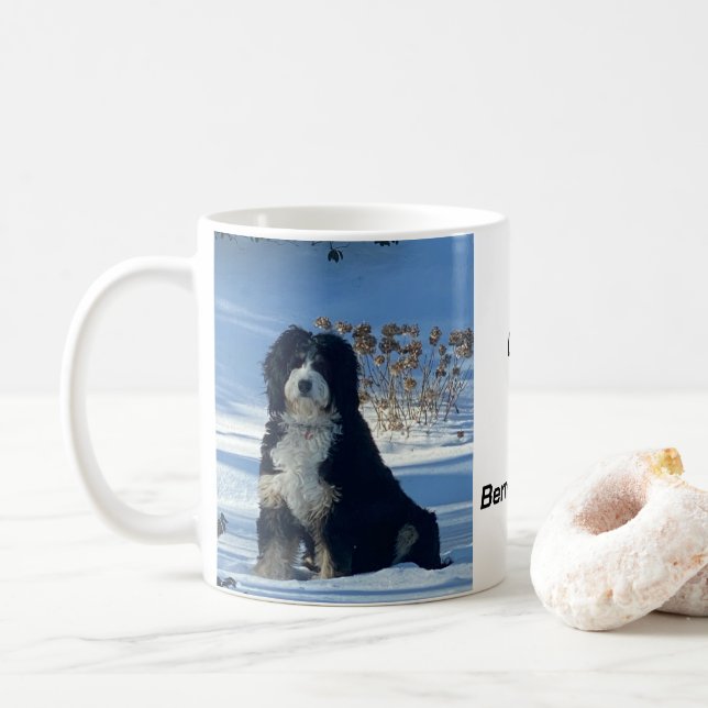 Mug Majestic Bernedoodle chien sur la colline enneigée (Avec donut)