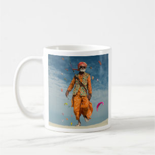 Mug Majestic indienne Elder Kite Flying on the Beach