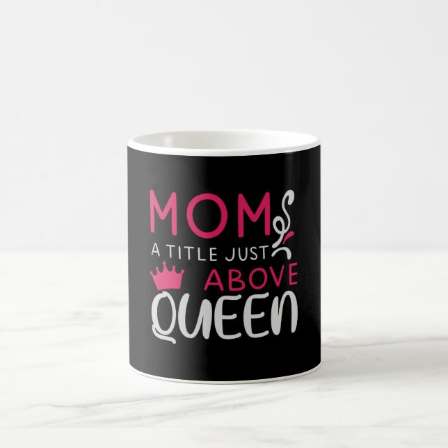 Mug Mama - Un titre juste au-dessus de Reine (Centre)