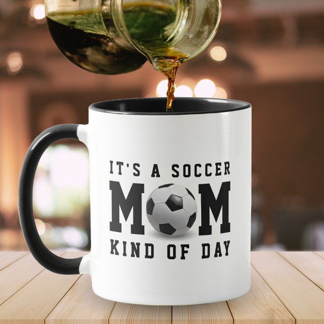 Mug Maman de football un peu noir de jour (Soccer Mom Kind of Day Black Mug
)