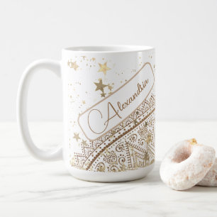 Mug Mandala avec étoiles dorées sur fond blanc personn