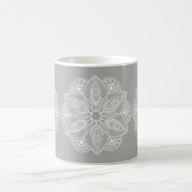 Mug Mandala blanc exotique sur Arrière - plan gris (Centre)