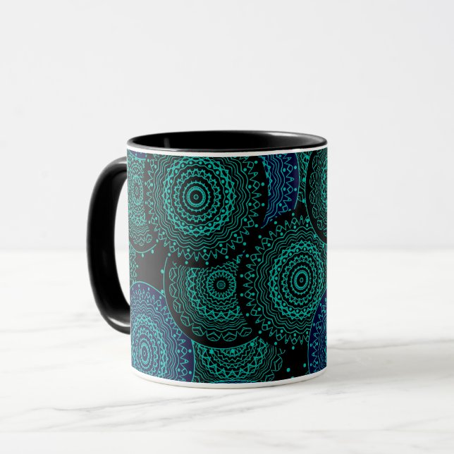 Mug Mandala rond bleu turquoise sur fond noir (Devant gauche)