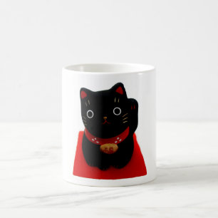 Mug Maneki noir Neko sur un tapis rouge