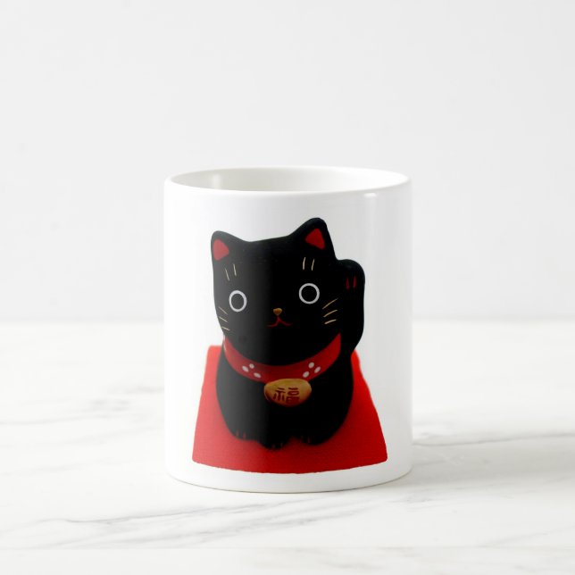 Mug Maneki noir Neko sur un tapis rouge (Centre)