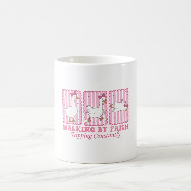 Mug Marcher par la foi en trébuchant constamment Drôle (Centre)