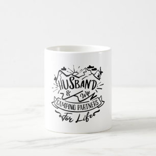 Mug mari et femme partenaires de camping à vie