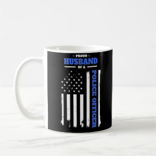 Mug Mari fier d'un drapeau affligé de policier