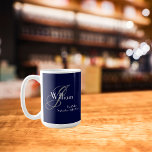 Mug Mariage Best Man Cadeau Moderne Monogramme   Nom C<br><div class="desc">Cadeaux de mariage Best Man Mariage Cadeau Moderne Monogramme Nom Cool Café Mug. Ajoutez cette touche spéciale avec un cadeau monogrammé spécialement pour votre Best Man. Cliquez sur personnaliser ce modèle pour le customiser avec votre propre nom de famille monogramme Best Man initial, leur prénom et la date de mariage...</div>