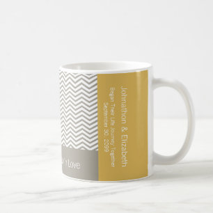 Mug Mariage commémoratif chic gris et blanc Chevron