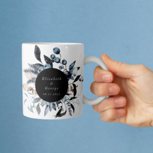Mug Mariage de monogramme Floral d'hiver bleu-froid