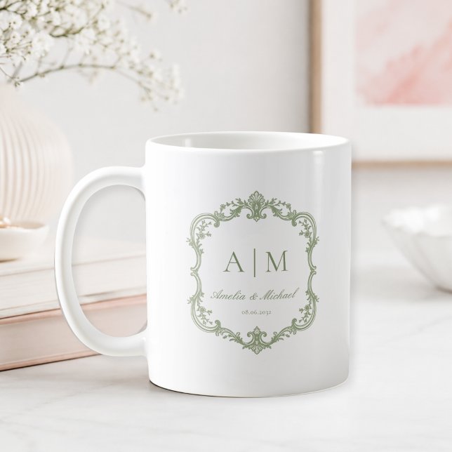 Mug Mariage élégant vintage monogramme (Elegant Sage Green White Vintage Monogram Wedding Coffee Mug)