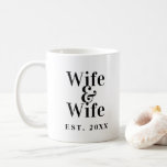 Mug Mariage homosexuel entre femmes et femmes avec Mar<br><div class="desc">Tapis mariage commémoratif ; type classique simple en noir sur blanc,  ou customiser la couleur de la tasse avec arrière - plan. Version alternative sans date disponible.</div>