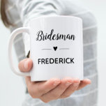 Mug Mariage noir Bridesman personnalisé<br><div class="desc">Votre concierge va avoir besoin de beaucoup de café dans cette tasse personnalisée quand il vous aidera avec vos sessions de planification mariage ! Montre-lui ce qu'il veut dire pour toi.</div>