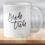 Mug Mariée Tribe moderne et simple manuscrite<br><div class="desc">Composé de serif et de la typographie cursive joueuse. Le tout sur fond d'arrière - plan blanc. Ce design est simple,  moderne et amusant ! Il est conçu par White Paper Birch Co.,  exclusif pour Zazzle. Disponible ici : http://www.zazzle.com/store/whitepaperbirch</div>