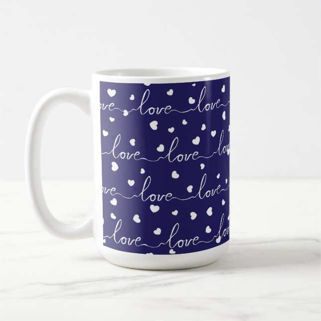 MUG MARINE BLEU AVEC AMOUR BLANC SCRIPTÉ AVEC COEURS (Gauche)