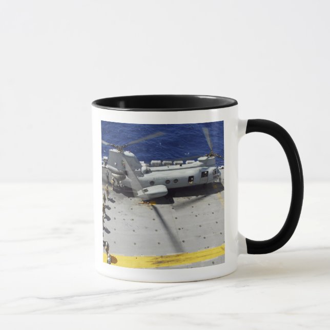 Mug Marines embarquent un hélicoptère CH-46E Sea Knigh (Droite)