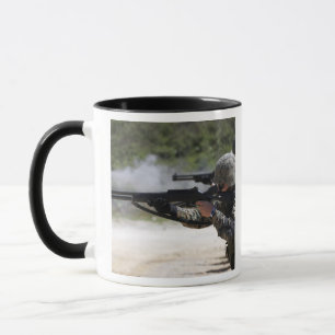 Mug Marines mettant le feu à des fusils de chasse