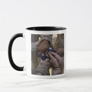 Mug Marines plient un drapeau américain
