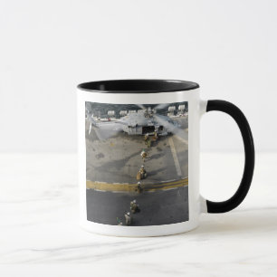 Mug Marines se prépare à embarquer sur un MH-60S