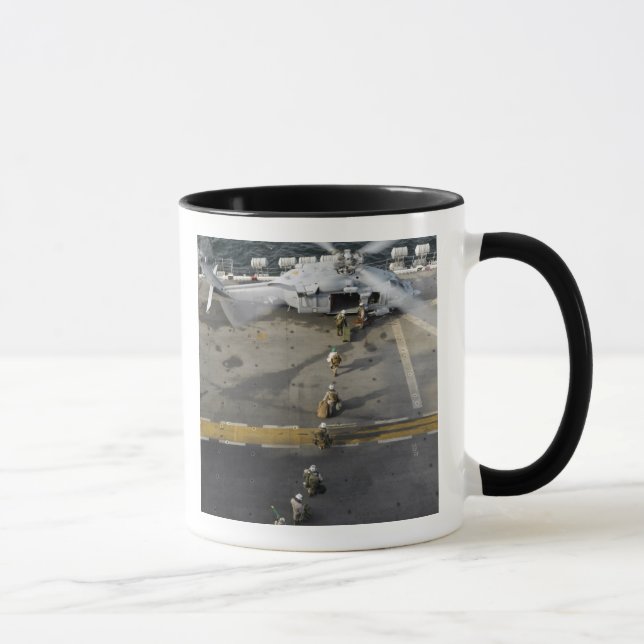 Mug Marines se prépare à embarquer sur un MH-60S (Droite)