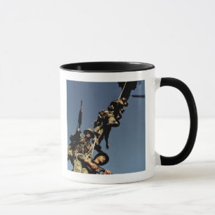 Mug Marines sur un SPIE RIG. un dispositif de corde qu