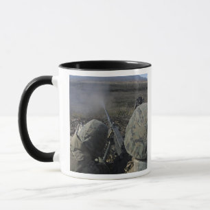 Mug Marines tire une mitrailleuse de calibre M2 50