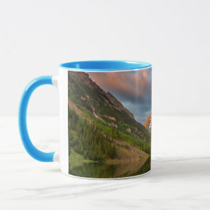 Mug Maroon Bells se reflètent dans le lac Maroon calme