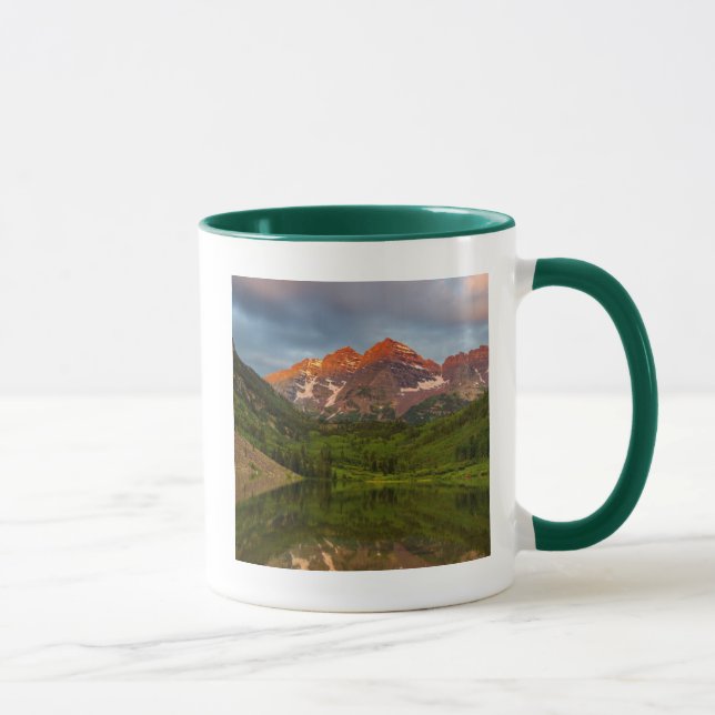 Mug Maroon Bells se reflètent dans le lac Maroon calme (Droite)