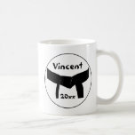 Mug Martial Arts Basic Black Belt<br><div class="desc">Personnalisez la Black Belt Coffee Cup Martial Arts avec votre nom, votre école, votre dojo ou votre nom d'équipe, votre art martial ou autre. Grande idée cadeau pour commémorer un test de promotion de la ceinture noire il dispose d'une ceinture noire attachée dans un noeud.</div>