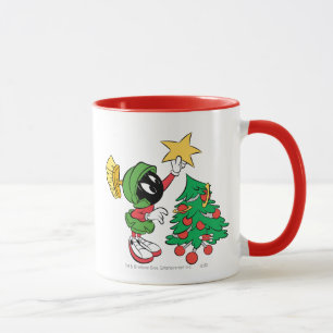Mug MARVIN LE MARTIEN™ mettant une étoile sur l'arbre