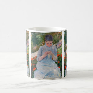 Mug Mary Cassatt - Jeune fille cousant dans un jardin