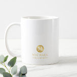 Mug Masculine Gold Personnalisé Groomsmen<br><div class="desc">Ajoutez une touche personnelle à votre mariage avec une tasse de toiletteurs personnalisée. Cette tasse présente un monogramme dans un élément cercle or avec nom et titre dans le style de police professionnel or. Parfait aussi pour le meilleur homme, père de la mariée, porteur de bague et plus. Remarque :...</div>