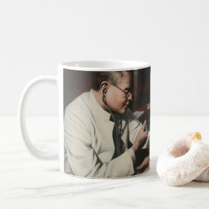 Mug Médecine vintage, Docteur en examen d'un malade
