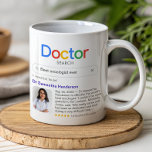 Mug Meilleur Médecin Recherche avec Photo et Message<br><div class="desc">Cette tasse personnalisée "Recherche de médecin" est le cadeau idéal pour les professionnels de la santé qui méritent une reconnaissance pour leurs soins exceptionnels et leur expertise, ainsi que pour les diplômés de l'école de médecine. Conçue pour ressembler à une page de résultats de moteur de recherche, cette tasse permet...</div>