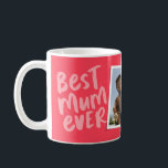 Mug Meilleure maman jamais rose moderne photo Fête des<br><div class="desc">Meilleure maman ! Cette tasse ludique et cool présente du lettrage rose moderne avec "meilleure maman jamais" et "love you" avec de la place pour le texte personnalisé. Il y a aussi une seule photo pour la rendre extra personnalisée pour cette meilleure mère de votre vie ! Parfait pour le...</div>