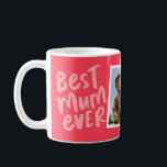 Mug Meilleure maman qui soit photo rose moderne Fête d<br><div class="desc">Meilleure maman qui soit ! Cette tasse ludique et cool arbore une écriture rose moderne avec "meilleure maman qui soit" et "je t'aime" avec de la place pour un texte personnalisé. Il y a également une seule photo pour la rendre encore plus personnalisée pour cette mère exceptionnelle dans votre vie...</div>