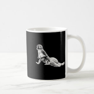 Mug Mème du bébé singe qui prend un coup de poing